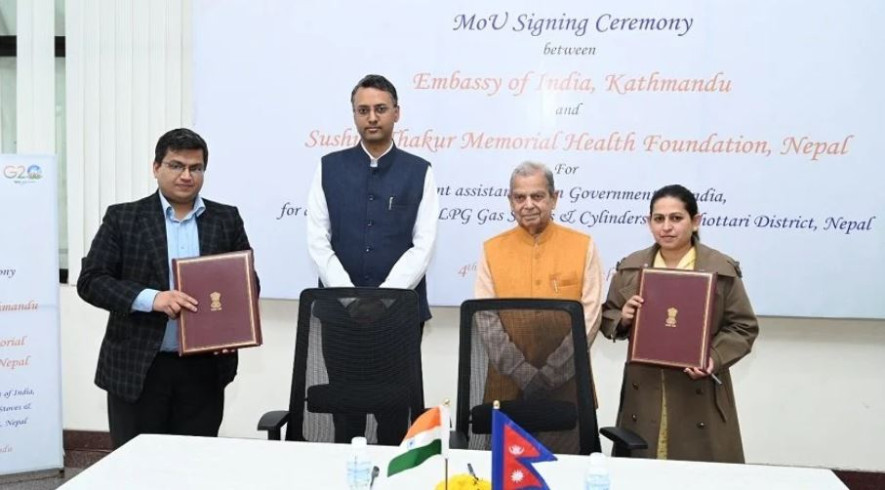 भारतीय दूतावासबाट महन्थ ठाकुरले श्रीमतीको नाममा लिए ग्यास चुल्हो र सिलिन्डर